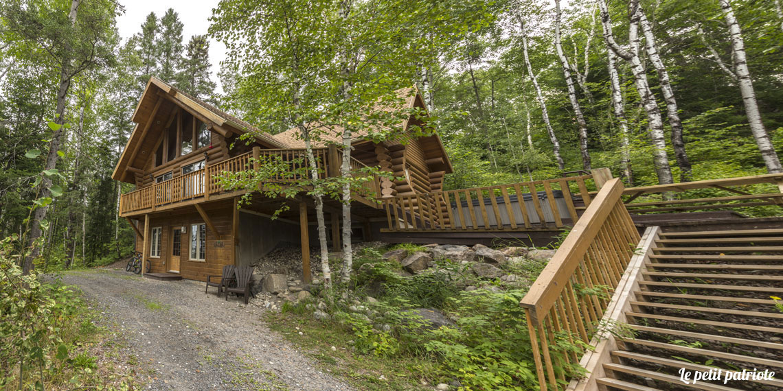 Vue panoramique du chalet en ́été