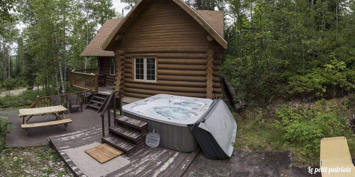 Le spa à l'arrière du chalet