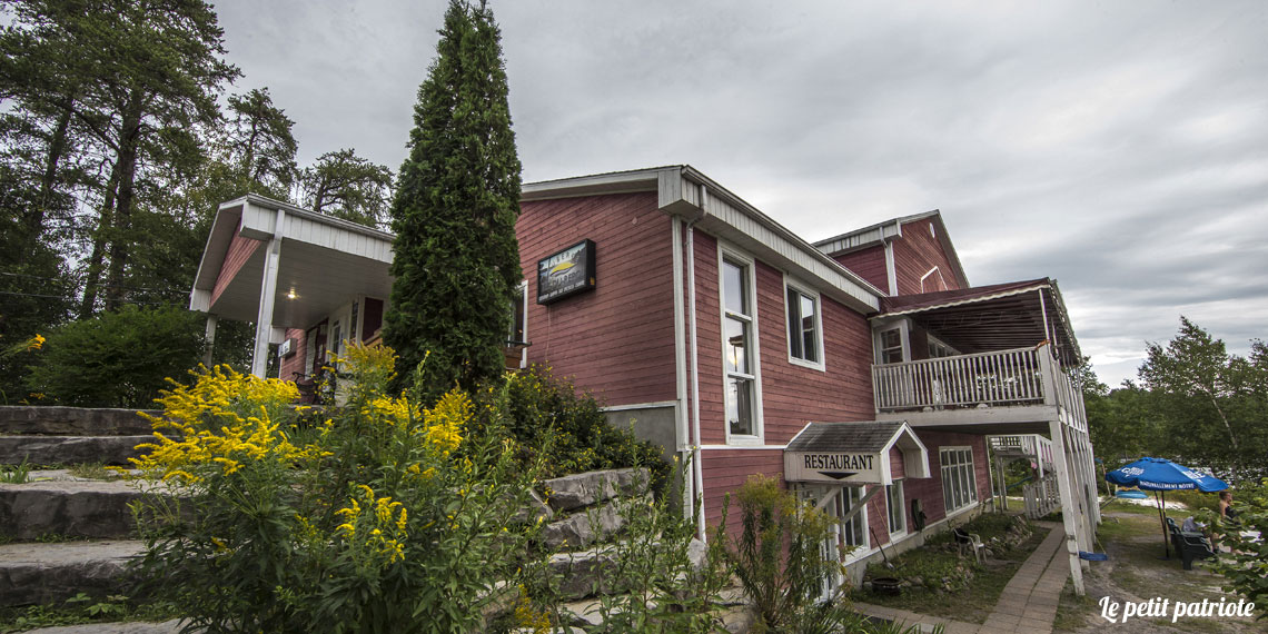 A proximité, l'auberge de l'île du repos